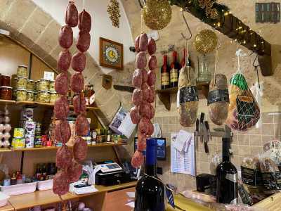 Su una trave posta in alto, invece, sono appese delle salsicce �a catena�